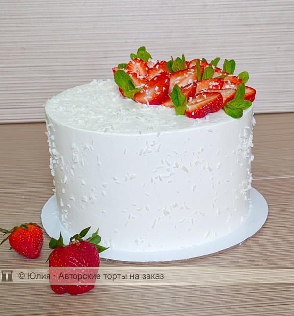 Белый торт с клубникой Белый торт с клубникой